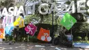 Pekerja memasang neon box Asian Games di depan Balai Kota DKI Jakarta, Jumat (6/7).Lampu neon box berwarna warni yang dipasang menggambarkan berbagai cabang olahraga yang akan dipertandingkan dalam Asian Games 2018. (Liputan6.com/Arya Manggala)