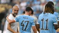 Manajer Manchester City asal Spanyol Pep Guardiola bereaksi dengan gelandang Inggris Phil Foden pada akhir pertandingan sepak bola Grup D Piala Dunia Antarklub 2025 antara Juventus Italia dan Manchester City Inggris di stadion Camping World di Orlando pada 26 Juni 2025. (PATRICIA DE MELO MOREIRA / AFP)