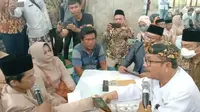 Bupati Cirebon Imron saat menjadi penghulu nikah massal Hari Santri 2022. (Liputan6.com / Panji Prayitno)