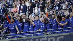 Para pemain Chelsea melakukan selebrasi usai menjuarai  Piala FA 2017-2018 dengan mengalahkan Manchester United di Stadion Wembley, Sabtu (19/5/2018). Chelsea menang 1-0 atas Manchester United. (AP/Tim Ireland)