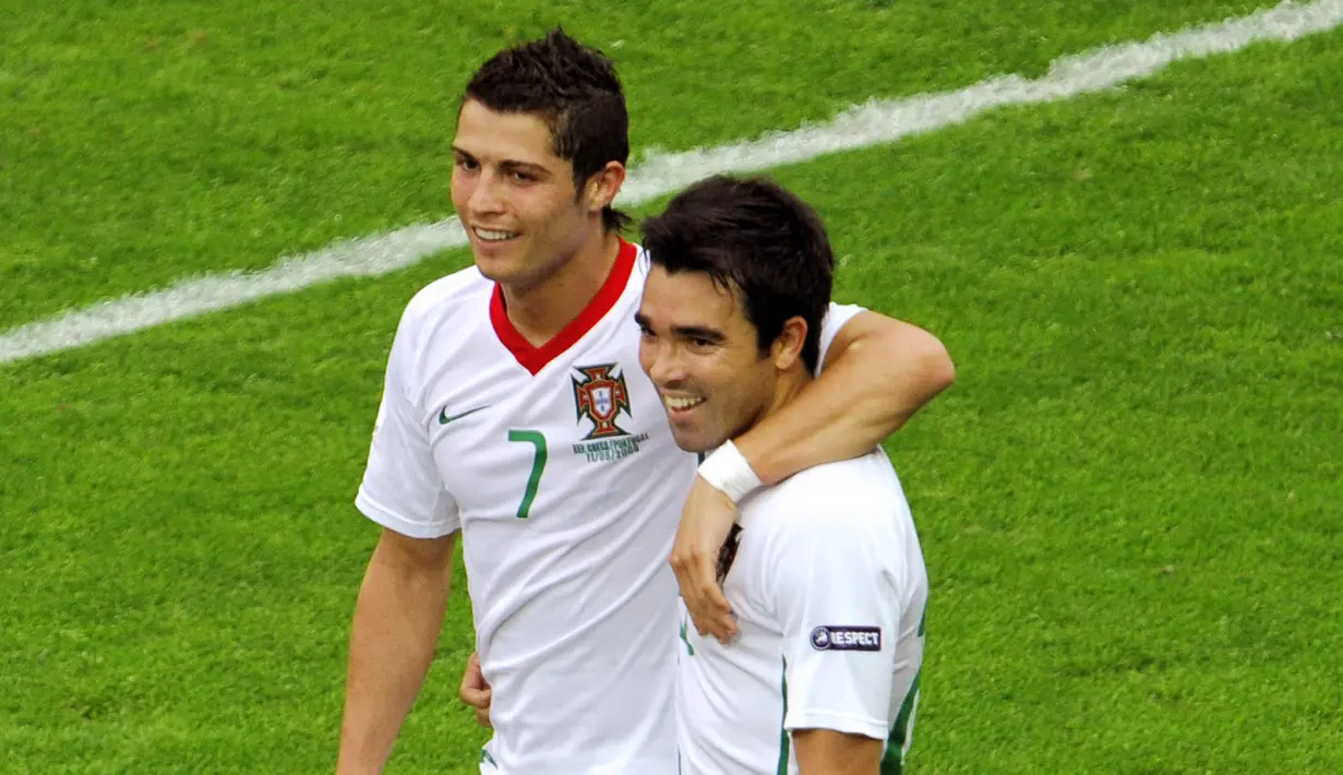 Deco juga jadi salah satu mentor Ronaldo di timnas Portugal. Deco dan Ronaldo bahu-membahu di Piala Eropa 2004 namun harus puas jadi runner up. (Foto: AFP/Fabrice Coffrini)