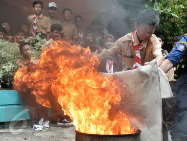 Dinas Pemadam Kebakaran (Damkar) menggelar pelatihan singkat mengatasi kebakaran di SMPN 43, Jakarta, Rabu (14/9). Pelatihan ini bertujuan agar para siswa mengetahui apa saja yang harus dilakukan bila terjadi kebakaran. (Liputan6.com/Yoppy Renato)