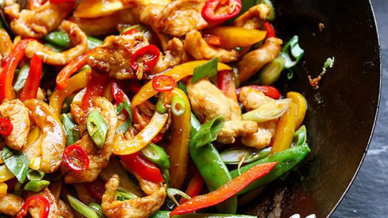 Capcay ayam pedas dengan sedikit sayur/copyright DIYS.com