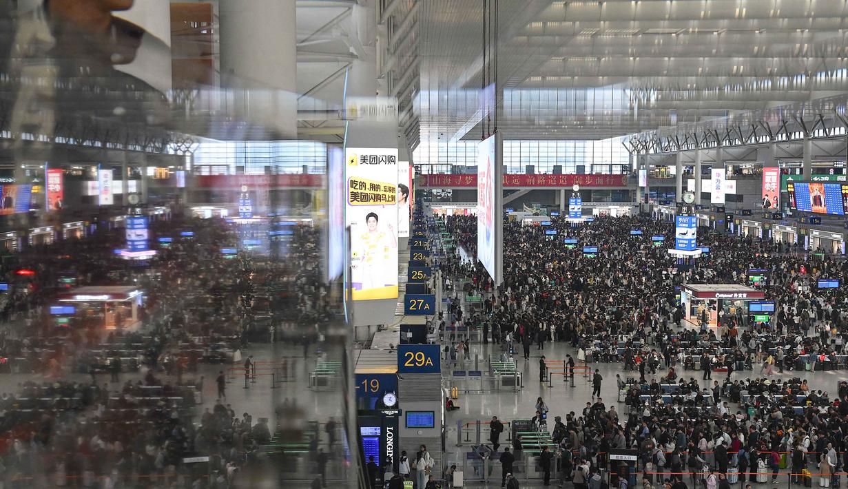 Berbeda dengan negara lainnya, peringatan Hari Buruh di negeri tirai bambu ini berlangsung selama lima hari, yakni dari tanggal 1 hingga 5 Mei. Tampak dalam foto, para penumpang bersiap menaiki kereta di Stasiun Kereta Api Shanghai Hongqiao, Shanghai, Tiongkok, Kamis 30 April 2026, menjelang libur Hari Buruh yang dimulai pada 1 Mei. (JADE GAO/AFP)