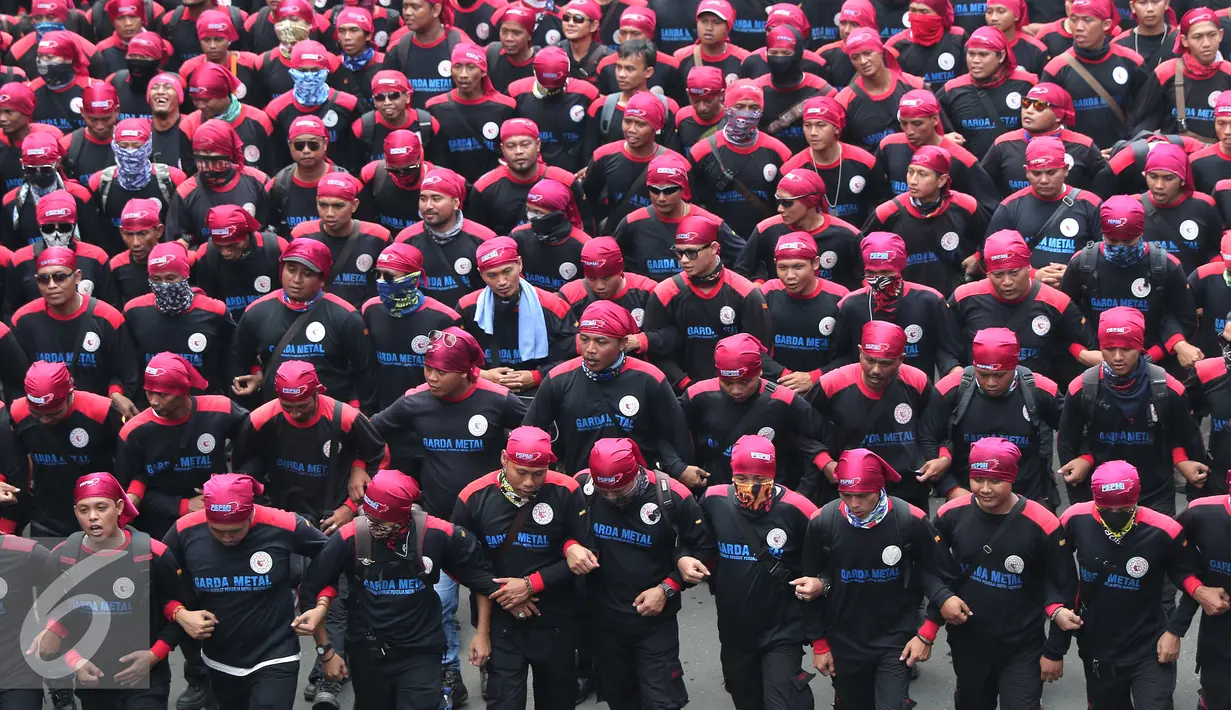 Buruh saat melakukan longmarch menuju Istana Merdeka, Jakarta, Sabtu (6/2/2016). Dalam aksi tersebut mereka meminta agar tidak terjadi PHK secara besar-besaran. (Liputan6.com/Angga Yuniar)