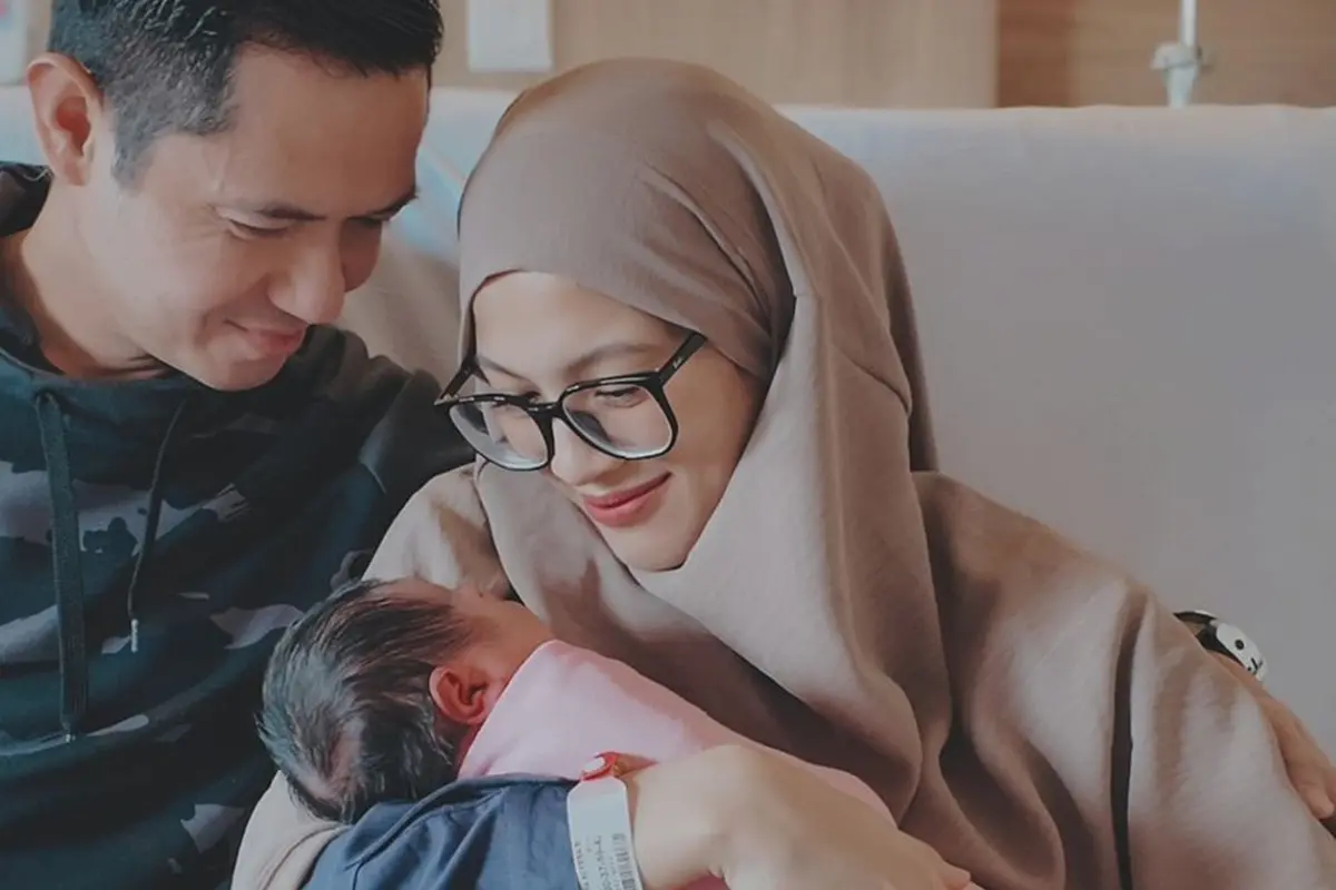 Potret Baru Keluarga Dude Harlino Usai Dikaruniai Anak Ketiga, Penuh Bahagia