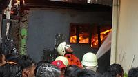 Petugas berusaha memadamkan api. (Twitter Dinas Penanggulangan Kebakaran dan Penyelamatan Provinsi DKI Jakarta)
