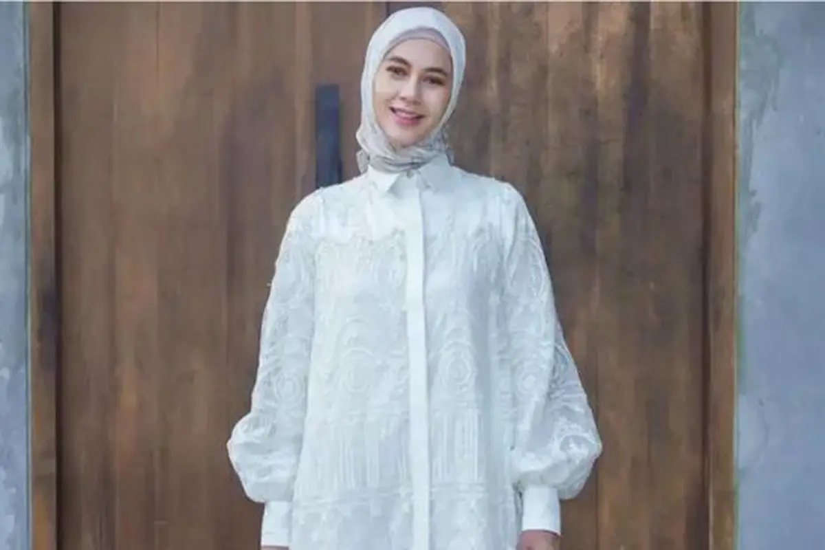 Inspirasi Baju Brokat Paula Verhoeven (credit: instagram @paula_verhoeven).