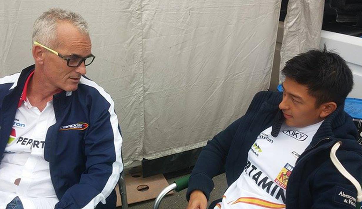 Rio Haryanto selalu menyempatkan waktu berdiskusi dengan manajernya. (Bola.com/Reza Khomaini)