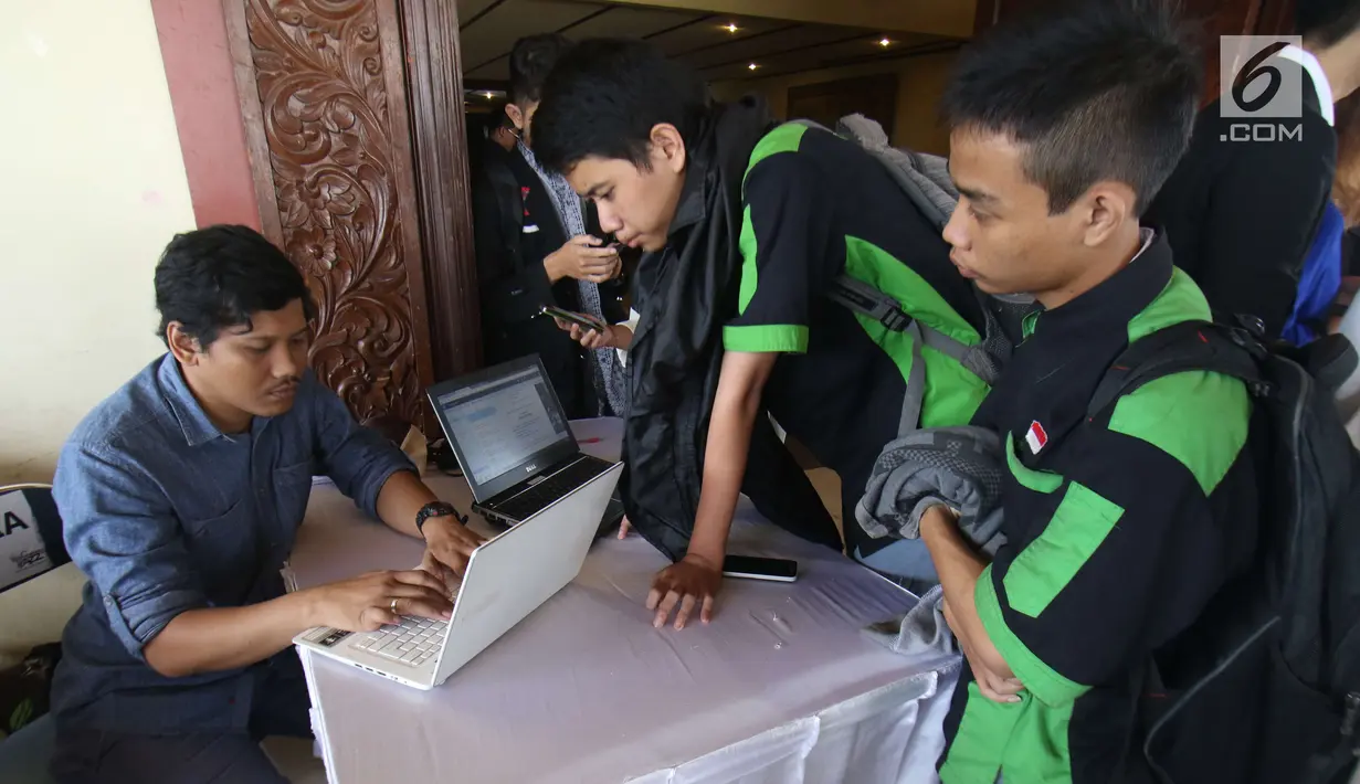 Peserta melakukan registrasi online sebelum mengikuti acara Emtek Goes to Campus (EGTC) 2017 di Grha Sabha Pramana Kampus UGM, Yogyakarta, Selasa (31/10). EGTC Yogyakarta berlangsung pada 31 Oktober 2017 dan 1 November 2017. (Liputan6.com/Helmi Afandi)