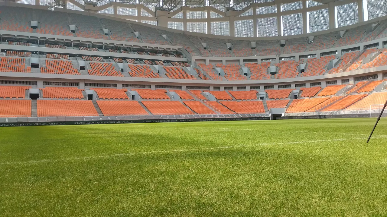 Lapangan sepak bola Jakarta Internasional Stadium (JIS) tidak sesuai standar FIFA.
