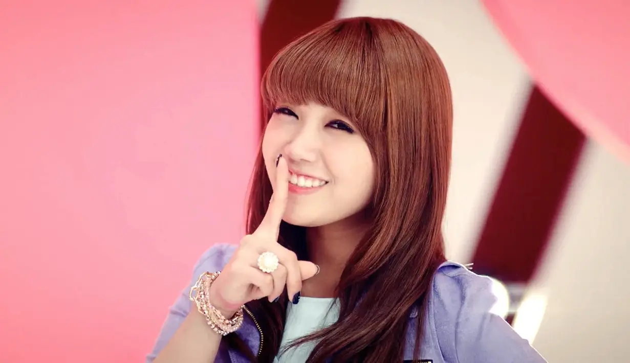 Seperti diketahui, I Live Alone merupakan program yang memperlihatkan kehidupan seorang selebriti yang tinggal sendiri. Eunji terlihat ragu untuk menjawab pertanyaan itu. (Foto: soompi.com)