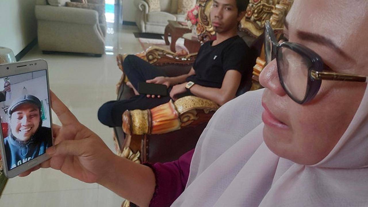 Warga Riau di Wuhan dihubungi kerabatnya di Pekanbaru untuk menanyakan situasi terbaru di Wuhan setelah diisolasi karena Virus Corona.