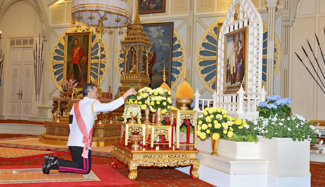 Putra Mahkota Maha Vajiralongkorn melakukan penghormatan saat acara suksesi raja baru Thailand, Kamis (1/12). Sang putra mahkota kini layak disebut Raja Vajiralongkorn, raja ke-10 dari dinasti Chakri. (REUTERS)