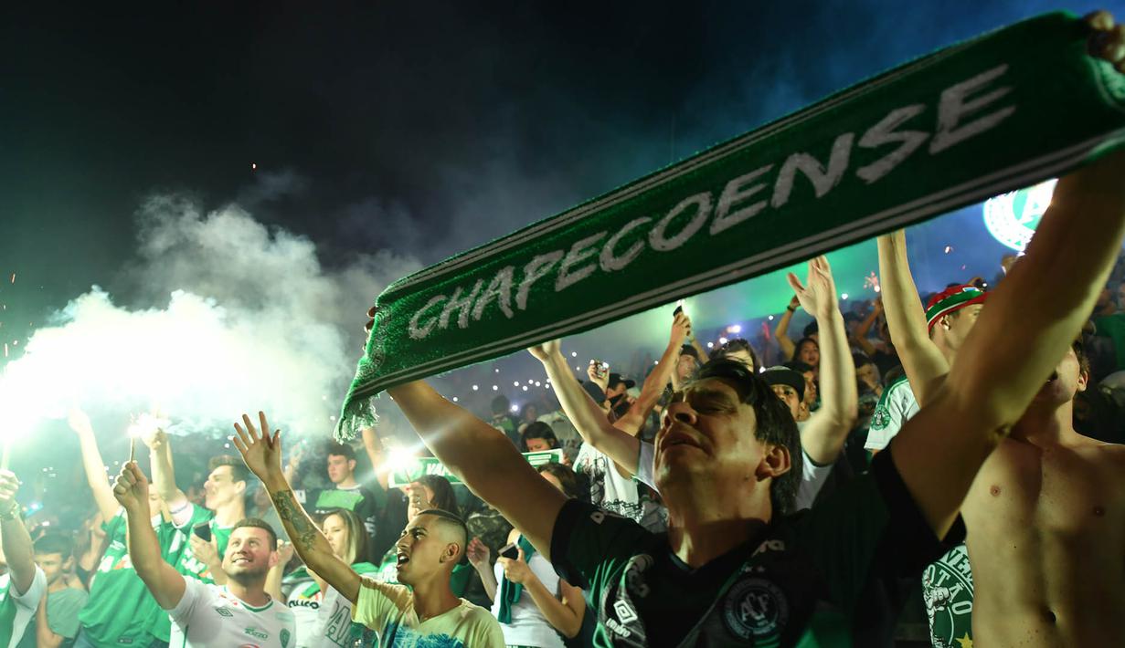 NOVEMBER - Pesawat LaMia Airlines bernomor penerbangan 2933 yang membawa skuad tim asal Brasil, Chapecoense, mengalami kecelakaan di dekat kota Medellin, Kolombia. Sebanyak 22 pemain meninggal dunia akibat kecelakaan itu. (AFP/Nelson Almeida)