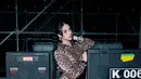 Lengkapi busana panggungnya yang mencolok, Anya Geraldine kenakan boots tinggi berwarna hitam [@anyageraldine]