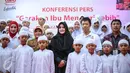 Umi Pipik dan Annisa Trihapsari berpose bersama anak yatim usai acara 'Gerakan Ibu Memberi Lebih', Jakarta, Rabu (24/6/2015). Rencananya kegiatan ini akan digelar secara serentak di 30 kota di Pulau Jawa pada 5 Juli mendatang (Liputan6.com/Faizal Fanani)