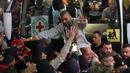 Kembalinya para tahanan Palestina disambut dengan sorak-sorai sambil melambaikan tanda kemenangan. (Ahmad GHARABLI/AFP)