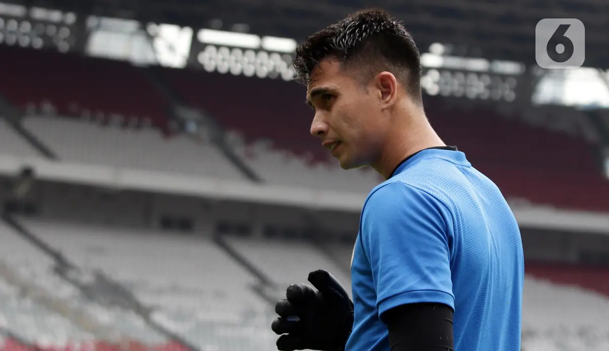 Penjaga gawang timnas Indonesia, Nadeo Argawinata saat latihan resmi turnamen Piala AFF di Stadion Utama Gelora Bung Karno, Jakarta, Kamis (22/12/2022). Piala AFF 2022 diikuti oleh 10 tim peserta termasuk timnas Indonesia. Pada babak penyisihan, ke-10 tim tersebut dibagi menjadi dua grup, masing-masing grup berisikan lima tim. (Liputan6.com/Helmi Fithriansyah)