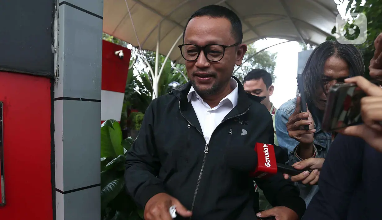 Mantan staf khusus Menteri Agama periode 2019-2024, Yaqut Cholil Qoumas, Ishfah Abidal Aziz alias Gus Alex berjalan meninggalkan Gedung Merah Putih Komisi Pemberantasan Korupsi (KPK), Jakarta, Senin (26/1/2026). Hari ini, Senin (26/1/2026), Komisi Pemberantasan Korupsi (KPK) memanggil staf khusus Menteri Agama periode 2019-2024, Yaqut Cholil Qoumas, Ishfah Abidal Aziz alias Gus Alex. (Liputan6.com/Helmi Fitrhiansyah)