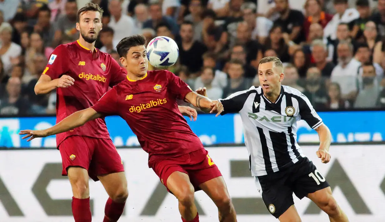 Pemain AS Roma Paulo Dybala (tengah) berbut bola dengan pemain Udinese Gerard Deulofeu (kanan) pada pertandingan sepak bola Serie A Italia di Stadion Friuli, Udine, Italia, 4 September 2022. Udinese menang 4-0. (Andrea Bressanutti/LaPresse via AP)