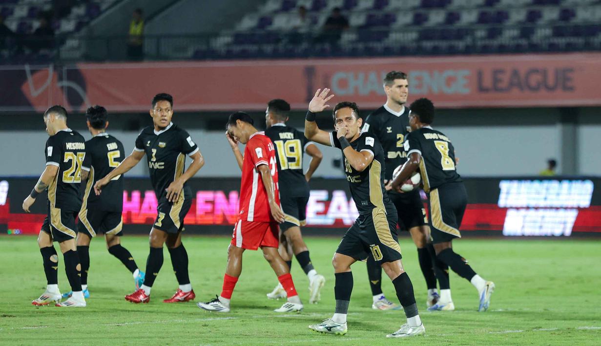Gol pembuka kemenangan Dewa United dicetak pada menit ke-10 lewat aksi Egy Maulana Vikri. Tampak dalam foto, pemain tengah Dewa United, Egy Maulana Vikri merayakan golnya ke gawang Shan United pada matchday ketiga Grup E AFC Challange League 2025-2026 di Stadion Indomilk Arena, Tangerang, Sabtu (1/11/2025) malam WIB. (Bola.com/M Iqbal Ichsan)