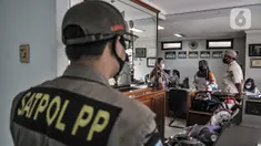 Petugas Satpol PP Kecamatan Tanjung Priok saat melakukan sidak di salah satu perkantoran kawasan Sunter, Jakarta, Rabu (10/2/2021). Sidak tersebut digelar dalam rangka meninjau protokol kesehatan di lingkungan perkantoran dan industri. (merdeka.com/Iqbal s Nugroho)