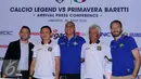 Alessandro Del Piero (kiri), David Trezeguet (tengah) dan Gianluca Zambrotta (kanan) berfoto bersama tim Primavera di Jakarta, Jumat (20/5/2016). Legenda Italia ditantang Primavera Baretti dalamlaga persahabatan. (Liputan6.com/Helmi Fithriansyah)