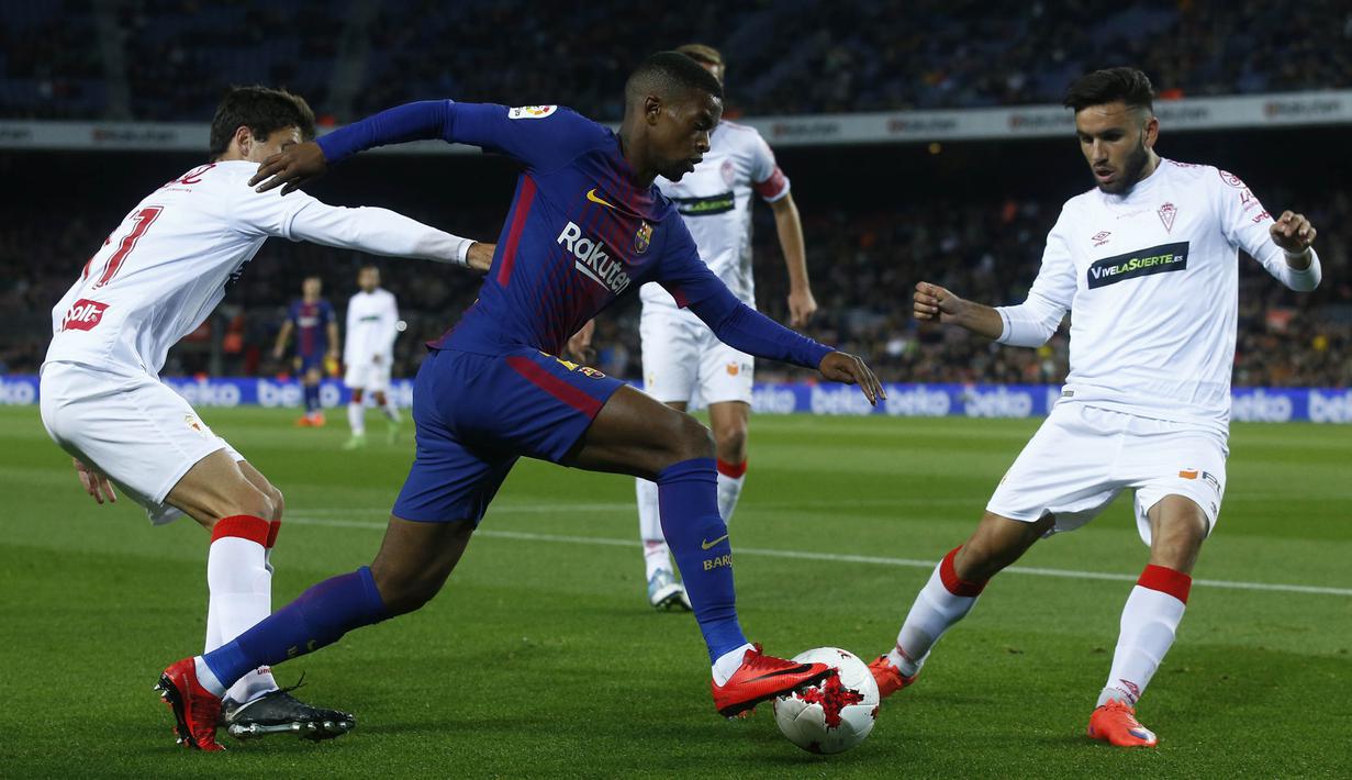 Bek Barcelona, Nelson Semedo, menghindari kepungan pemain Murcia pada babak 32 besar Copa del Rey di Stadion Camp Nou, Barcelona, Rabu (29/11/2017). Barcelona menang 5-0 atas Murcia dan lolos dengan agregat 8-0. (AP/Manu Fernandez)