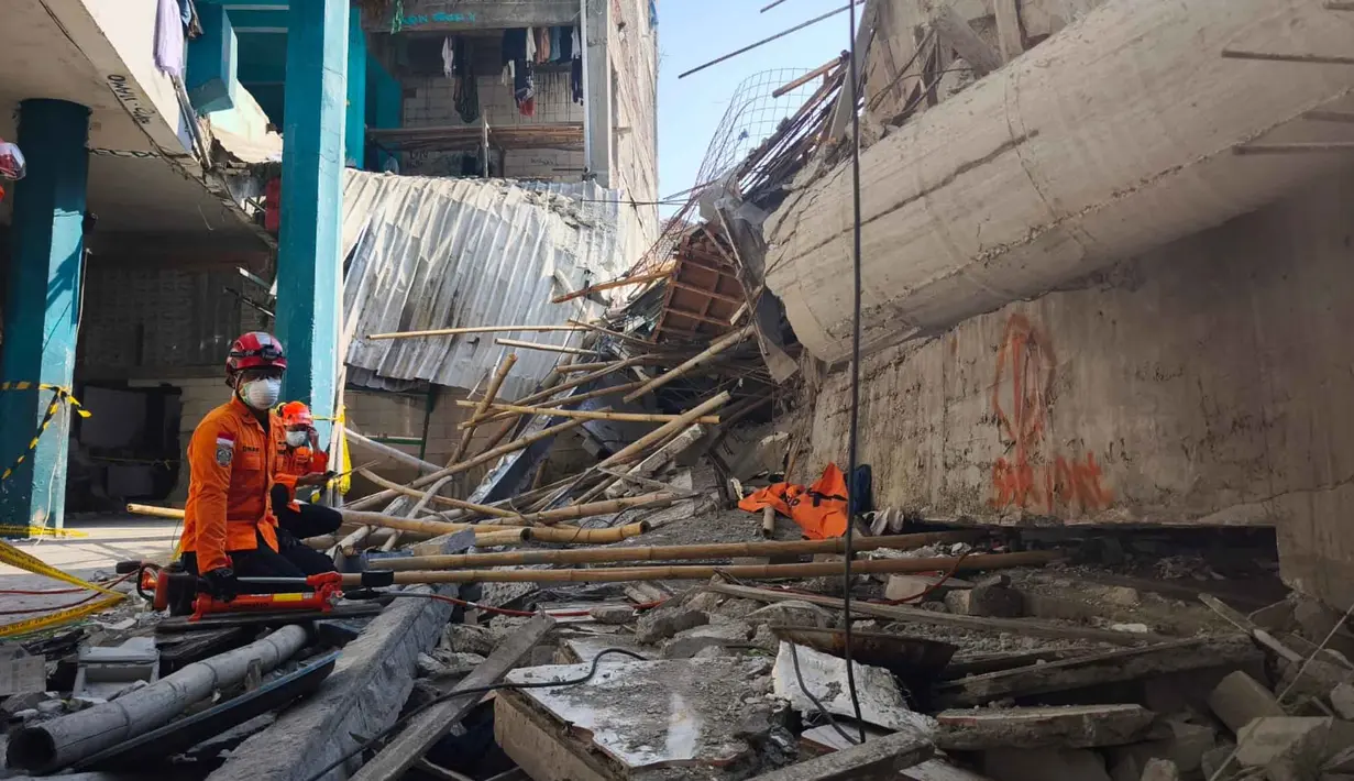 Hingga Jumat 3 Oktober 2025, proses pencarian korban dan pemindahan material bangunan masih dilakukan tim pencari dan penyelamat gabungan. (BASARNAS via AP)