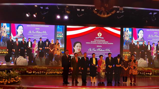 Menteri koordinator Pembangunan Manusia dan Kebudayaan (PMK) Puan Maharani mendapatkan penghargaan berupa pin kehormatan dari Lemhasan. (Merdeka.com/Hari Ariyanti)