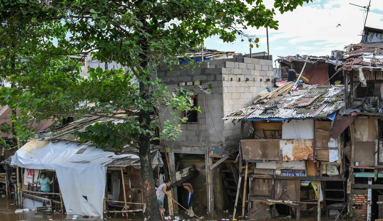 Pemerintah Provinsi DKI Jakarta mengimbau warga untuk tetap waspada terhadap potensi banjir susulan, khususnya mereka yang tinggal di wilayah rawan genangan. (BAY ISMOYO/AFP)
