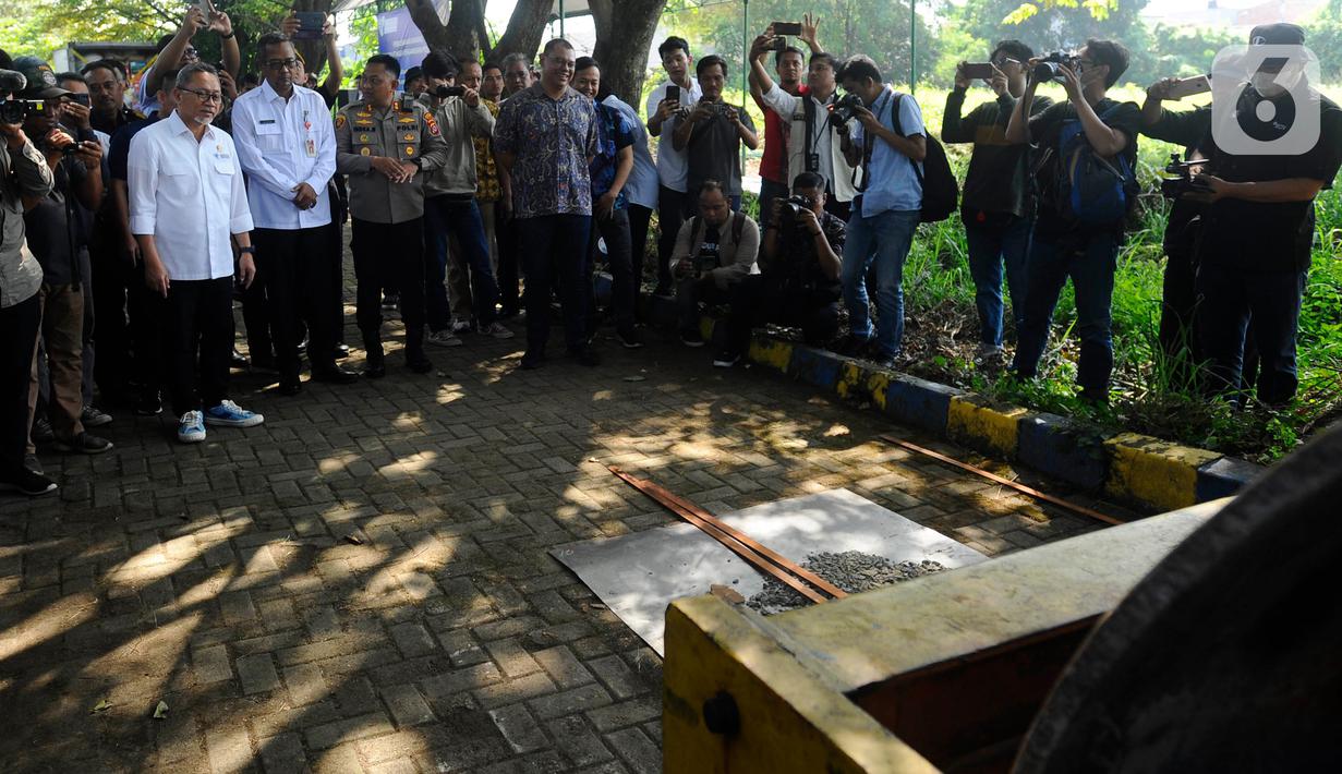 Pemusnahan ini dilakukan secara simbolis dengan membakar sejumlah barang hingga menggilas tembaga dengan mobil konstruksi. (merdeka.com/Arie Basuki)