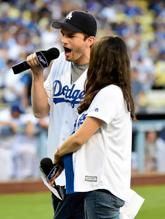 Bukan hanya Ashton, ternyata mimpi serupa juga dialami oleh sang istri, Mila Kunis. Dalam kehidupan nyata, Ashton dan Mila sampai saat ini baik-baik saja. Bahkan mereka terus menunjukan kemesraannya.(AFP/Bintang.com)