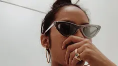 Pemilik nama lengkap Andi Mutiara Pertiwi Basro terlihat begitu trendi dengan kacamata berbentuk segitiga dan berwarna hitam. Tara memang selalu tampil nyentrik di berbagai kesempatan. Wajar saja dengan penampilan nyentriknya, ia dianggap sebagai seleb yang trendi. (Liputan6.com/IG/@putramare)