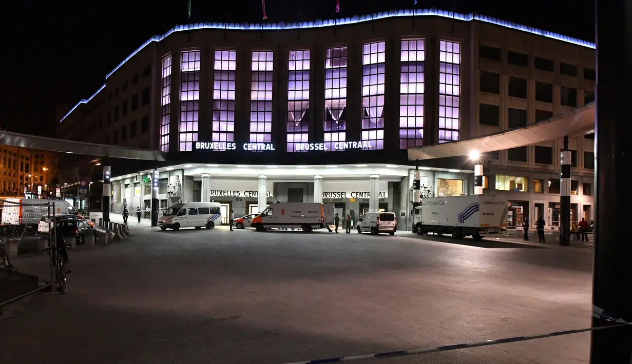 Penyelidik polisi dan anggota DOVO (regu kliring bom) berada di Central Station setelah sebuah teror ledakan di Brussels, Belgia (20/6). Media Belgia melaporkan bahwa ledakan terjadi di stasiun kereta api Gare Centrale. (AP Photo/Geert Vanden Wijngaert)