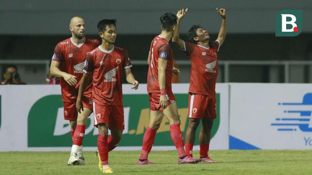 Foto: Baru Berjalan 4 Menit Pemain Arema FC Diganjar Kartu Merah saat Menghadapi PSM Makassar di Babak Pertama BRI Liga 1