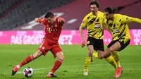 Barisan pertahanan Dortmund yang dijaga Mats Hummels dan Emre Can tak mampu membendung Lewandowski untuk kembali menjebol gawang Dortmund. (Foto: AFP/Pool/Andreas Gebert)