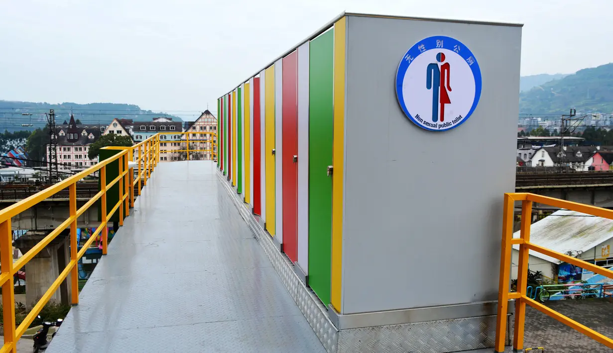 Sejumlah toilet umum yang terletak di jembatan pejalan kaki setinggi 6 meter (19,7 kaki) di Chongqing, Tiongkok (23/2). Sedangkan bawah toilet umum ini ialah jalan raya yang menjadi tempat lalu lalang kendaraan. (AFP Photo/China Out)