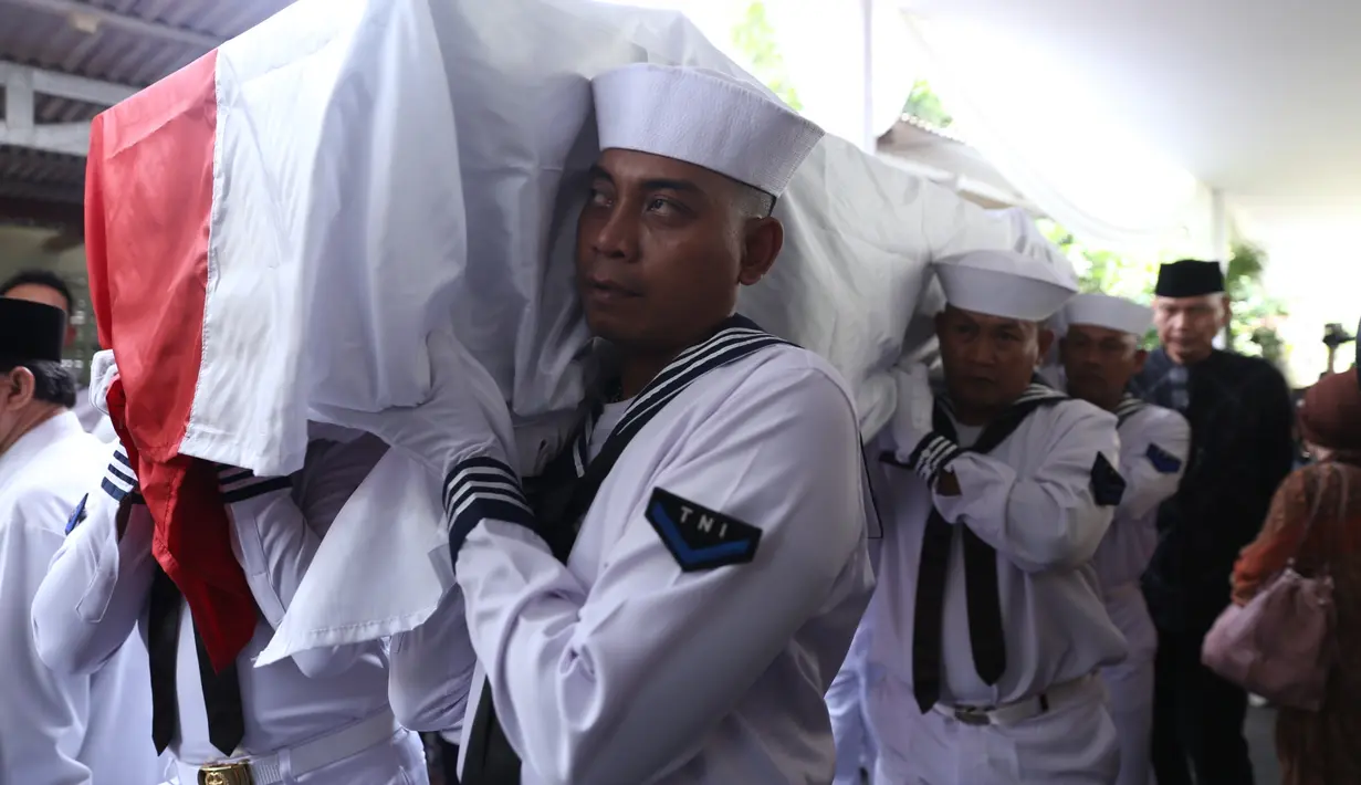 Pemakaman Amoroso dilakukan secara militer. Seperti diketahui, selain aktor Amoroso juga sebagai purnawirawan TNI. Diseputar kediamannya, belasan personel Angkatan Laut berjaga-jaga. (Adrian Putra/Bintang.com)