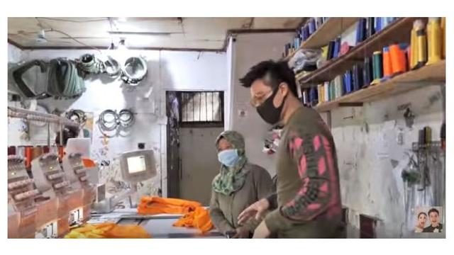 7 Momen Baim Wong Bagi-Bagi Masker, Tuai Pujian