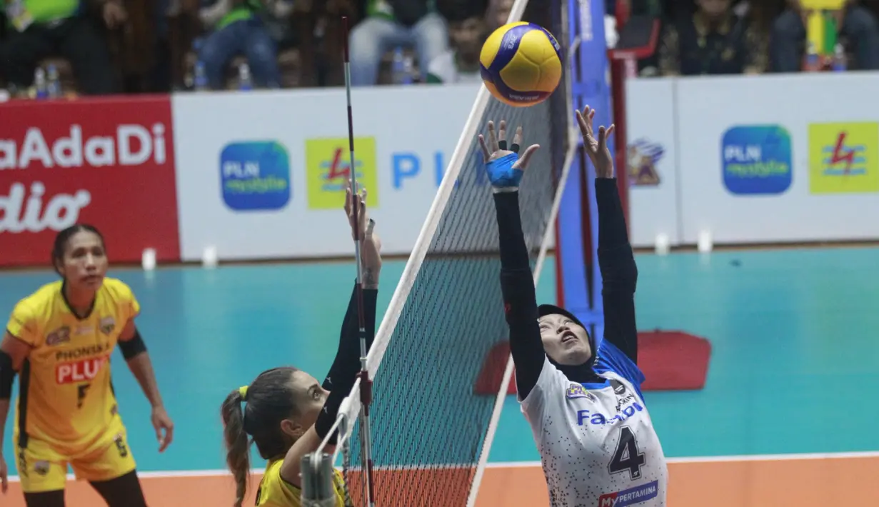Pevoli putri Jakarta Pertamina Fastron, Arneta Putri (kanan) berusaha mengembalikan bola dari pemain Gresik Petrokimia Pupuk Indonesia pada pertandingan lanjutan seri pertama putaran kedua Proliga 2023 yang berlangsung di GOR Tridharma Gresik, Minggu (5/2/2023). (Dok. Proliga)