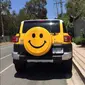 Toyota FJ Cruiser milik diva ini berwarna kuning dengan ban serep bercorak emoticon smile.