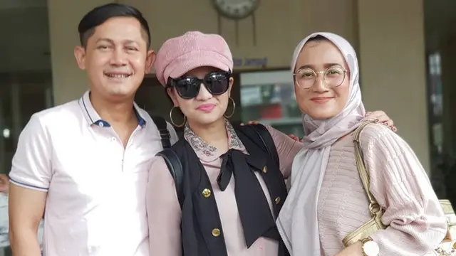 Jarang Tersorot, Ini 7 Potret Kebersamaan Fitri Carlina dan Sang Kakak