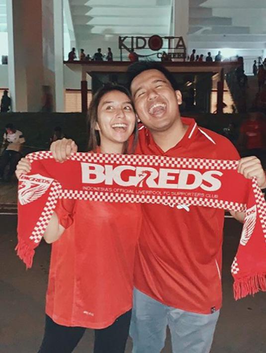 Jojo dan Clairine memiliki gaya pacaran mereka sendiri. salah satunya ialahmenghabiskan waktu bersama dengan menonton pertandingan bola.  (Liputan6.com/IG/clairineclay)