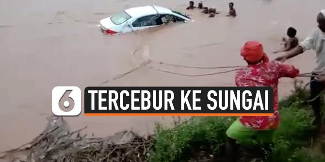 VIDEO: Dramatis, Penyelamatan Pengantin Baru Terperangkap dalam Mobil yang Tercebur ke Sungai