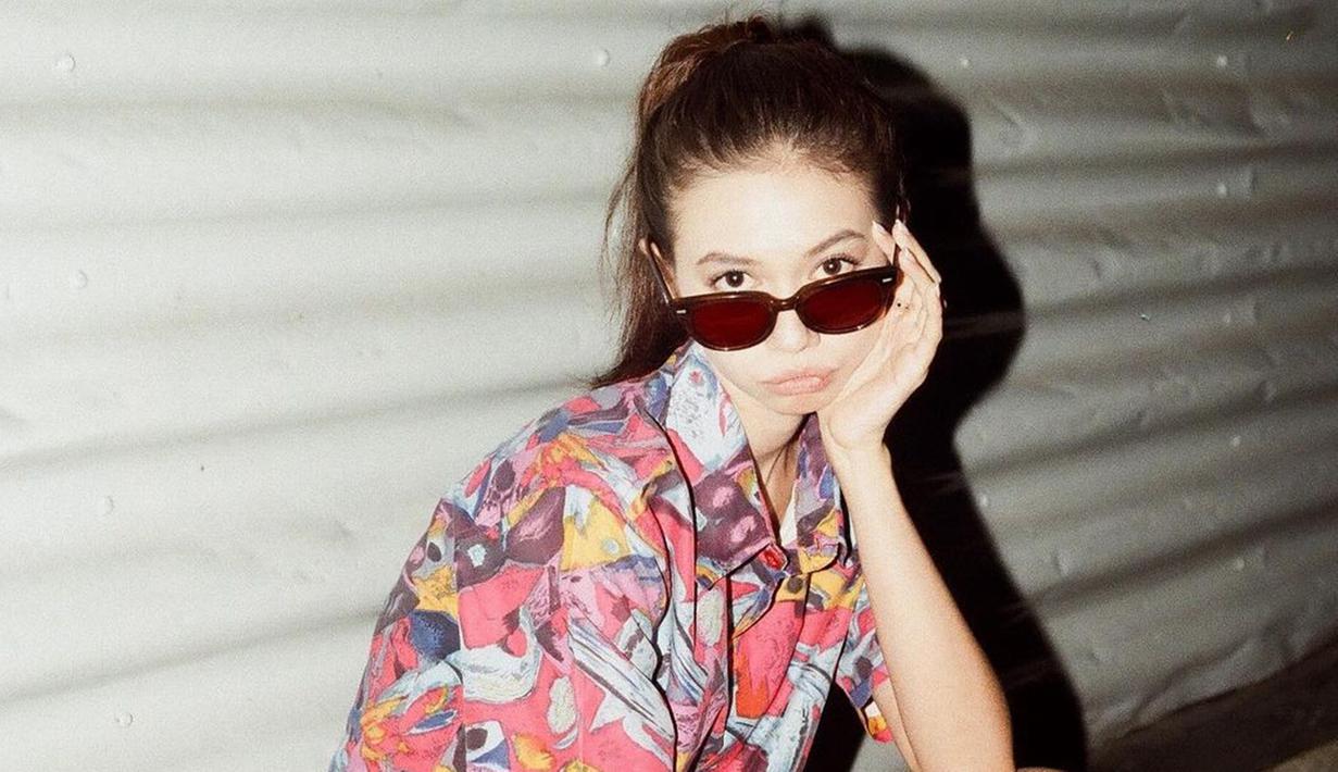 Salah satu fashion item Yuki Kato adalah kacamata. Selain melindungi dari sinar matahari, penampilan pemain sinetron Heart Series ini makin stylish dengan kacamata.(Liputan6.com/IG/@yukikt)