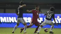 Gelandang Timnas Indonesia U-19, Saddil Ramdani, berusaha melewati pemain Kamboja U-19 pada laga persahabatan di Stadion Patriot, Bekasi, Rabu (4/10/2017). Indonesia menang 2-0 atas Kamboja. (Bola.com/Vitalis Yogi Trisna)