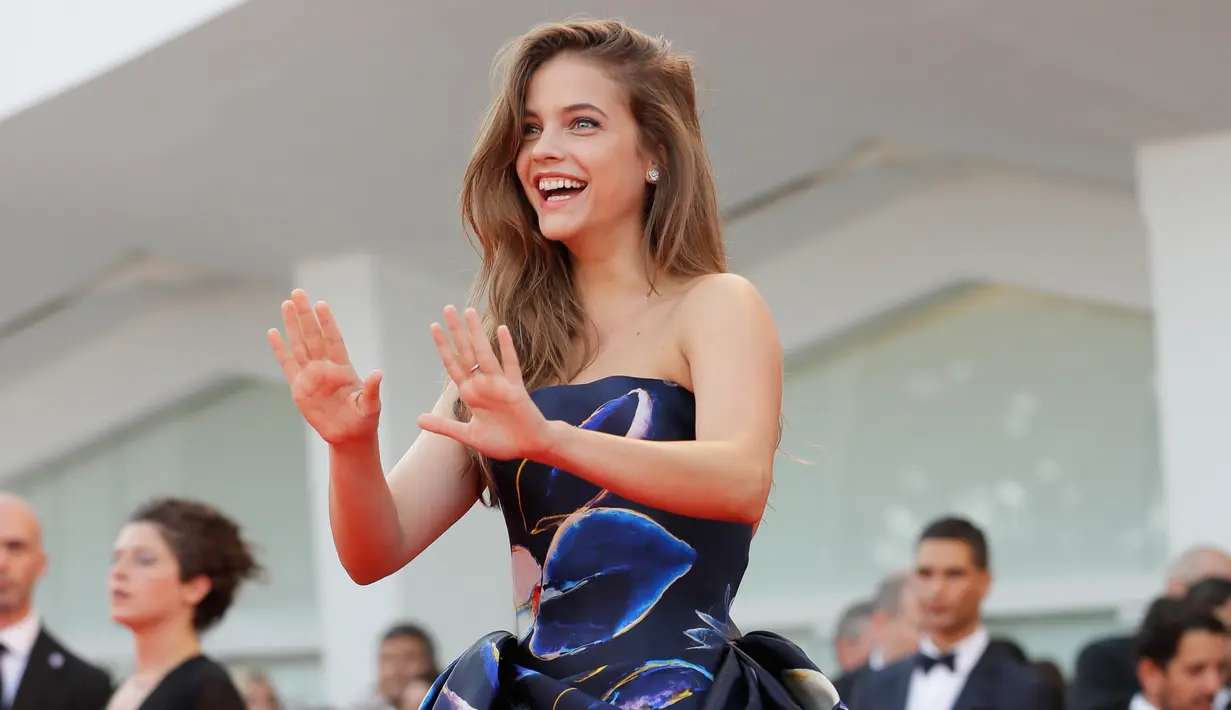 Model Barbara Palvin berpose menghadiri pemutaran perdana film 'First Man' selama Festival Film Venice ke-75 di Venesia, Italia, (29/8). Barbara Palvin tampil cantik dan seksi menggenakan gaun berwarna biru. (AP Photo/Kirsty Wigglesworth)