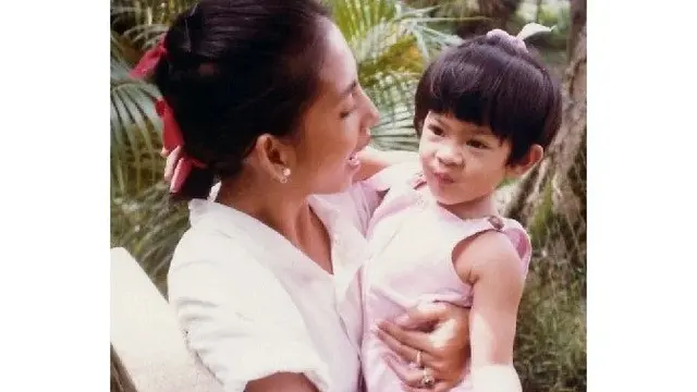 6 Foto Jadul Dian Sastrowardoyo Saat Masa Kecil Bersama Sang Ibu